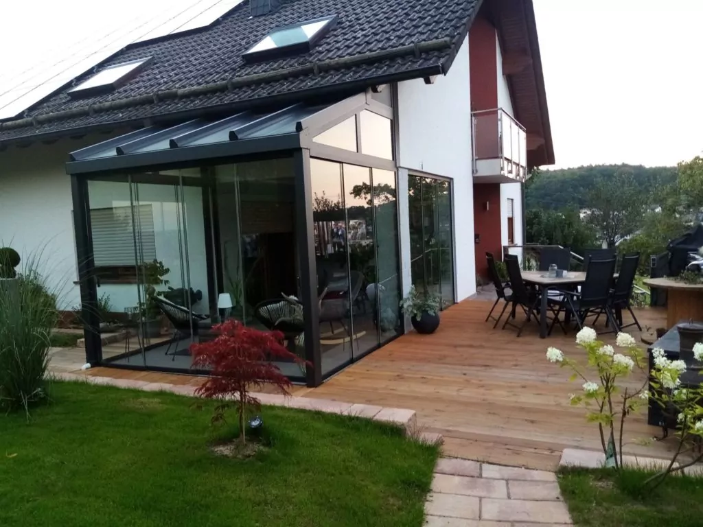 Dunkler Wintergarten als erweiterten Wohnraum