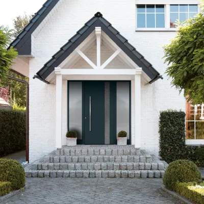 Anthrazitfarbene Haustüre mit seitlichen Glaselementen