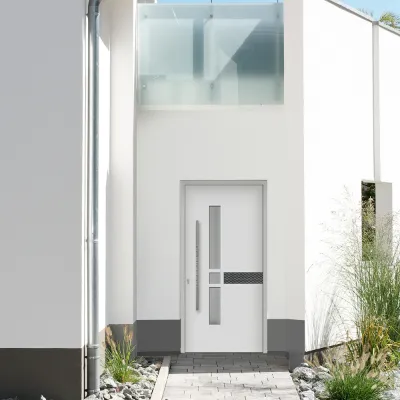 Weiße Haustüre mit Glas
