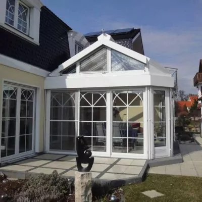 Weißer Wintergarten mit Spitzdach