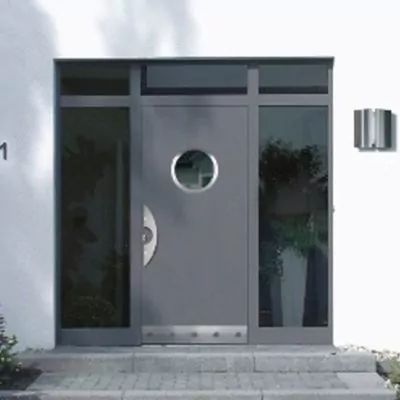 Dunkelgraue Eingangstüre mit Kreisausschnitt aus Glas