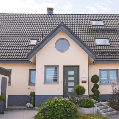 Haus mit Aluminiumhaustür