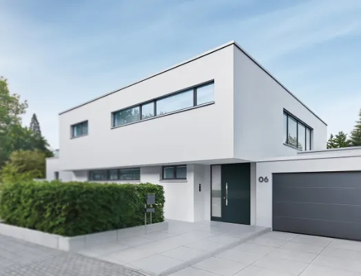 Modernes Haus mit dunkler Haustür