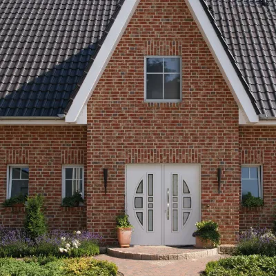 Zwei gepiegelte Haustüre in weiß mit Glaselementen