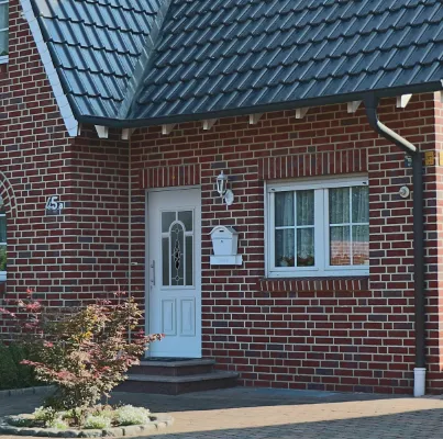 Weiße Haustüre mit Verzierung