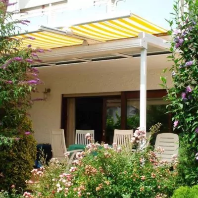 Terrassendach in weiß als Sonnenschutz