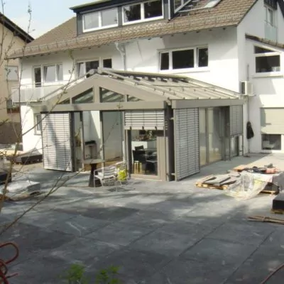 Wintergarten mit spitzem Dach