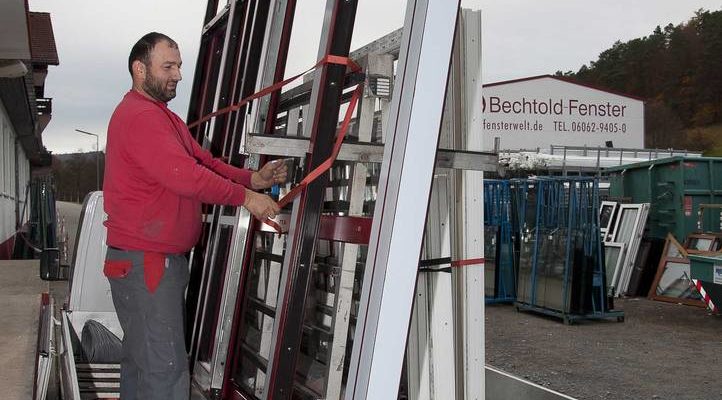 Ein Mann auf einem Kleintransporter vor der Firma Bechtold Fensterwelt