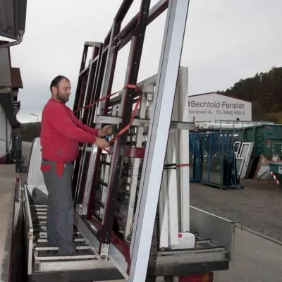 Ein Mann auf einem Kleintransporter vor der Firma Bechtold Fensterwelt